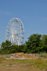 Riesenrad mit Burgruine Glambeck auf Fehrmarn