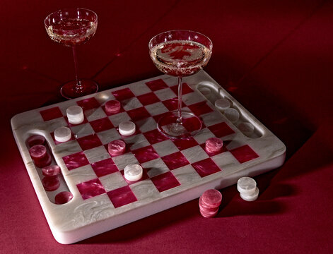 Chessboard cocktails drafts glasses crystal red pink marble