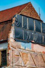 Feuchte und beschädigte Altbau Fassade