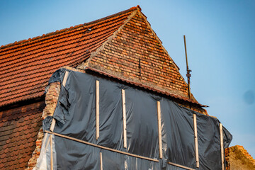 Feuchte und beschädigte Altbau Fassade