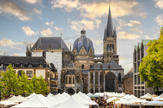Markttag vor dem Aachener Dom auf dem Katschhof