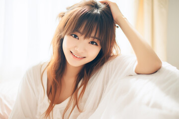 Fototapeta premium 室内で微笑む女性（AI生成）