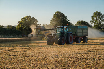 Obraz premium Gerstenernte mit Mähdrescher - Hannover Kronsberg