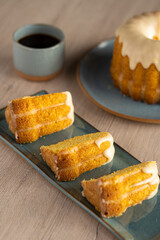 Bolo cortado na travessa