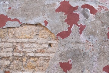 pared rota con ladrillos