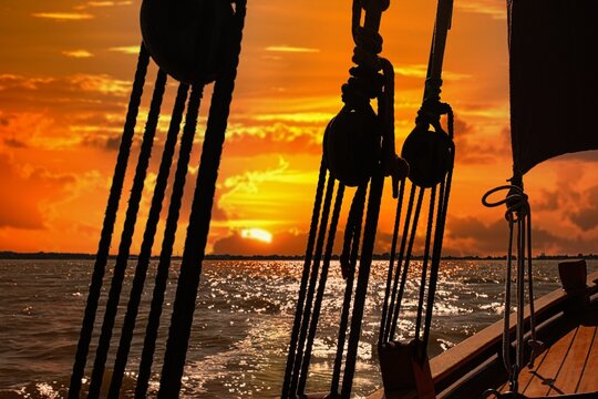 segelt&ouml;rn im Abendrot auf dem Bodden im zeesboot