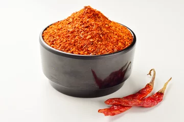 Foto auf Acrylglas Scharfe Chili-pfeffer Cayenne chilli powder isolated on white background, spicy ingredients