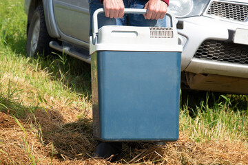 Portable portable refrigerator for the car.Preservation of products in hot weather