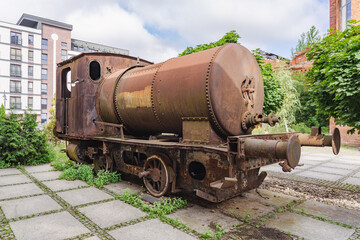 Fototapeta na wymiar antique steam engine in the courtyard