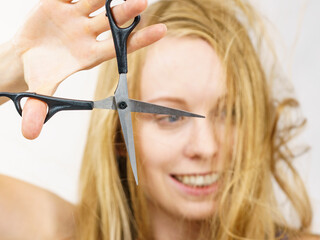 Woman with scissors ready to hair cutting