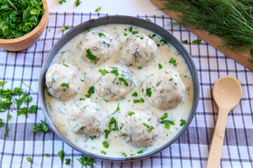 Chicken meatballs in dill sauce

