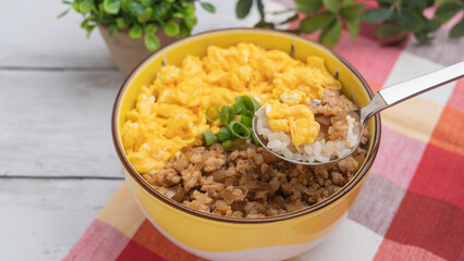 和食の二色丼　イメージ｜鶏そぼろ・炒り卵の丼ぶり