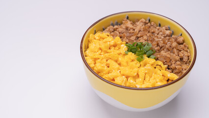 和食の二色丼　イメージ｜鶏そぼろ・炒り卵の丼ぶり