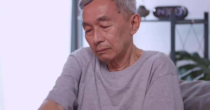 A paralyzed old man tries to exercise to maintain his health at home.