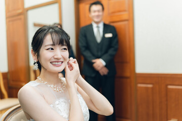 ブライズルーム・控え室で結婚式・披露宴の準備をする花嫁・新婦
