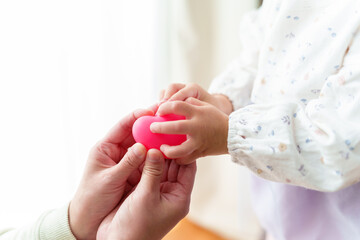 ハートを持つ親子の手元