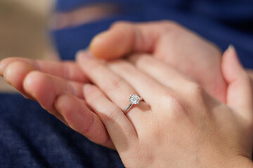 Obraz na płótnie Canvas 婚約指輪を付けたカップルの手