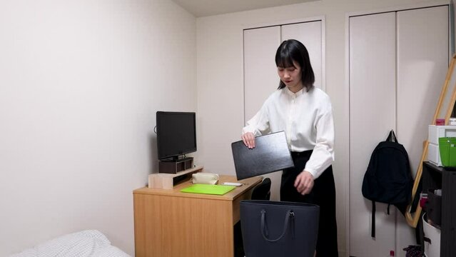 トートバッグに仕事道具を入れて出かけるビジネスウーマン