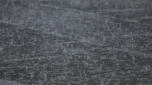 道路に降る雨　大雨　豪雨　イメージ