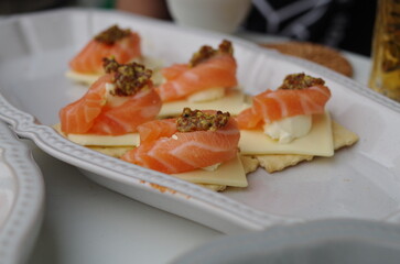 크래커에 슬라이스치즈와 크림치즈 연어, 홀그레인머스타드를 올린 까나페