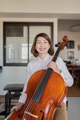 チェロを弾く女性のポートレート © monzenmachi