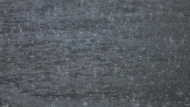 道路に降る雨　大雨　豪雨　イメージ