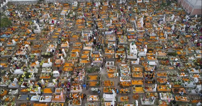 Video de ofrendas de Dia de Muertos en Mixquic, toma a&eacute;rea del pante&oacute;n, despu&eacute;s del sismo de M&eacute;xico 2017