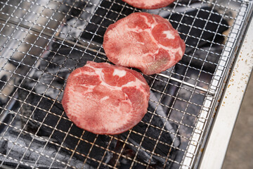 バーベキュー 牛タンの炭火焼き