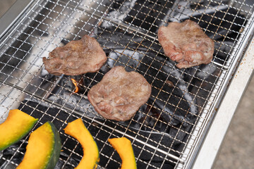 バーベキュー 牛タンの炭火焼き