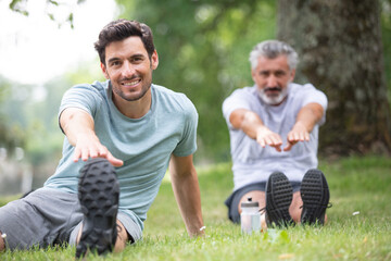 Naklejka premium friends are exercising jointly on top of high building