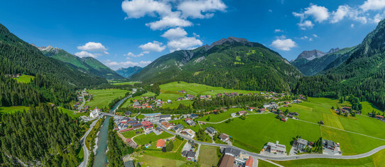 Auslick auf Bach im Tiroler Lechtal im Sommer