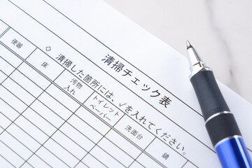 清掃業でトイレの清掃後、清掃チェック表を記入する