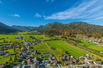 Die kleine Stadt Vils in Tirol - Blick zum Falkenstein-Kamm an einem sonnigen Oktober-Nachmittag