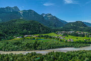 Fototapeta na wymiar Pflach im Tiroler Lechtal im Luftbild, Blick zum Ortsteil Oberletzen
