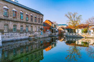 Zhuoying Spring, one of the 72 famous springs in Jinan, the spring city, the clear spring water of Wangfu Pond and the surrounding traditional houses
