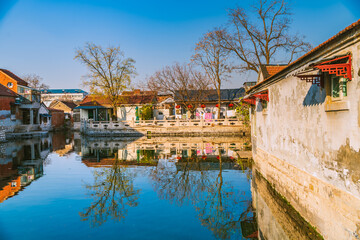 Fototapeta na wymiar Zhuoying Spring, one of the 72 famous springs in Jinan, the spring city, the clear spring water of Wangfu Pond and the surrounding traditional houses