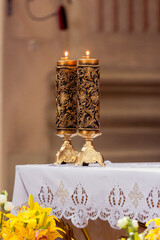 zaświecone świece na ołtarzu podczas liturgii - obrazy, fototapety, plakaty