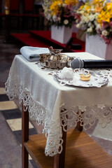 stolik z przyborami do wykonania chrztu świętego - obrazy, fototapety, plakaty