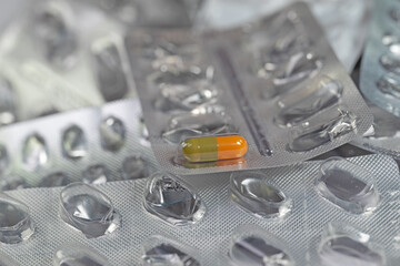 Leere Medikamentenverpackungen symbolisch für Medikamentenmangel - obrazy, fototapety, plakaty