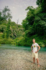 g&oacute;rski potok z krystalicznie czystą wodą