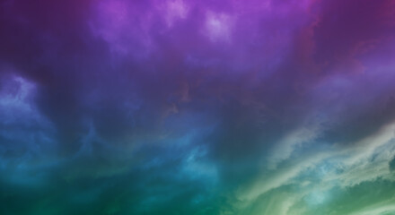 紫と青に色づいた夕焼けの空の雲　夏・旅行・チル・劇的な背景
