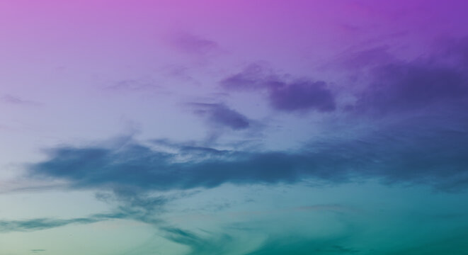 紫と青に色づいた夕焼けの空の雲 夏・旅行・チル・劇的な背景 © tenpadasi