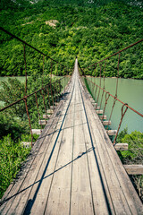 wiszący drewniany most