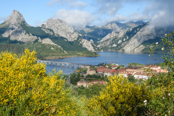 Naklejka na ściany i meble Panoramic view of the Riaño reservoir surrounded by limestone mountains
