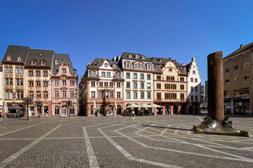 Fototapeta na wymiar Market square with market houses in Mainz, Germany