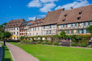 Historische Fachwerkhäuser am Quai Anselmann in der Altstadt von Wissembourg. Departement Bas-Rhin in der Region Elsass in Frankreich