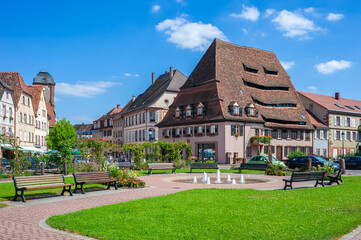 Place du Saumon mit dem Salzhaus Maison du Sel in der Altstadt von Wissembourg. Departement...
