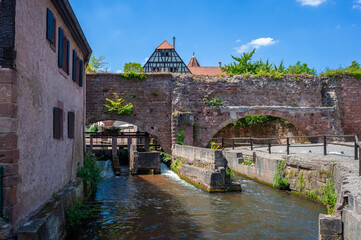 Einfriedungsmauer der ehemaligen Benediktinerabtei mit Lauterkanal in Wissembourg. Departement...