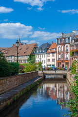 Fototapeta na wymiar Historische Gebäude mit Lauterkanal am Quai Anselmann in Wissembourg. Departement Bas-Rhin in der Region Elsass in Frankreich