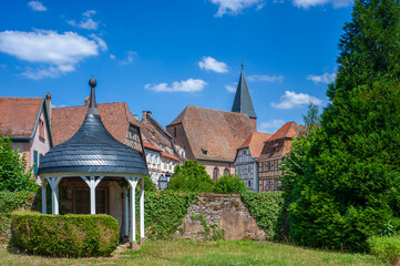Stadtbild mit historischen Fachwerkhäusern an der Rue du Presbytere in Wissembourg. Departement Bas-Rhin in der Region Elsass in Frankreich